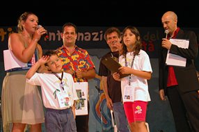 CastroFolkFestival 2008 - L'Assessore allo Sport/Spettacolo della XXI Comunit Montana premia il Venezuela
