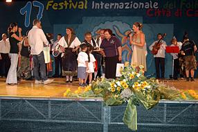 CastroFolkFestival 2008 - AZ Turismo premia il Gruppo Folk Vallemaio